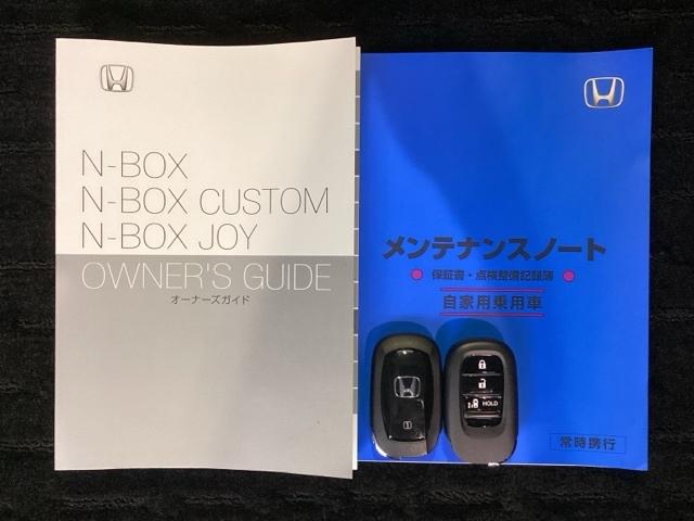 スマートキーは鍵をバッグに入れたままでもドアロックの開閉やエンジンのON・OFFができます。夜間や雨の日も鍵を探さなくて良いので便利です。