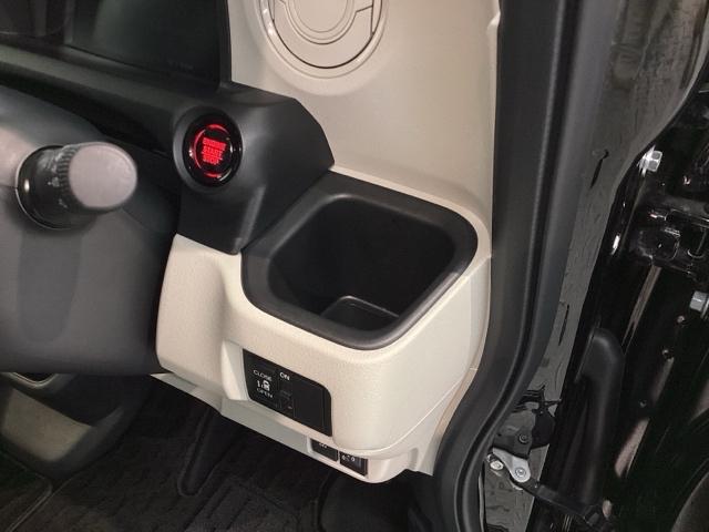 専門業者にて内外装のクリーニングを実施しております!