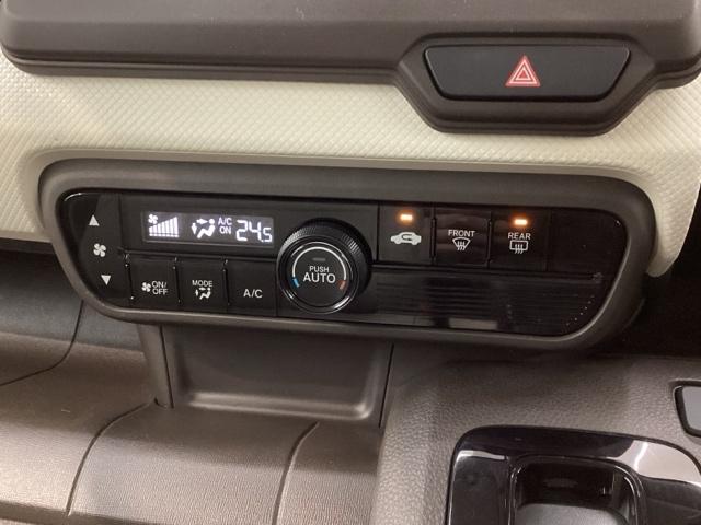 使いやすいレイアウトのダッシュボード周辺です。オートエアコンや小物入れなど嬉しい装備が満載です。