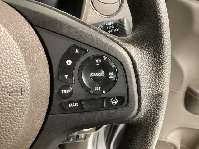 クルーズコントロールを装備しています。高速道路などで一定の速度で走ってくれるので運転が楽ですよ！速度を設定できますので、スピードの出しすぎにも注意できます。