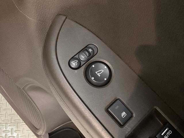 狭い駐車場で便利な電動格納ドアミラーが付いています。