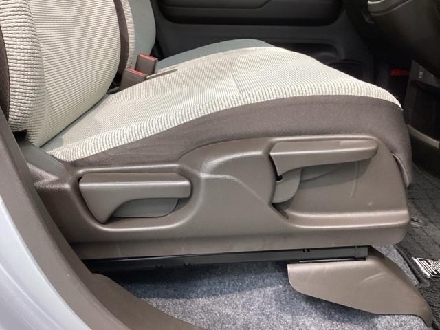 シートハイトアジャスターが付いているので運転姿勢を調整するのに便利ですね。身長に合ったシートポジションは安全運転や疲労軽減にもつながります。