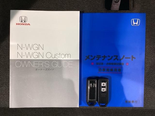 スマートキーは鍵をバッグに入れたままでもドアロックの開閉やエンジンのＯＮ・ＯＦＦができます。夜間や雨の日も鍵を探さなくて良いので便利です。