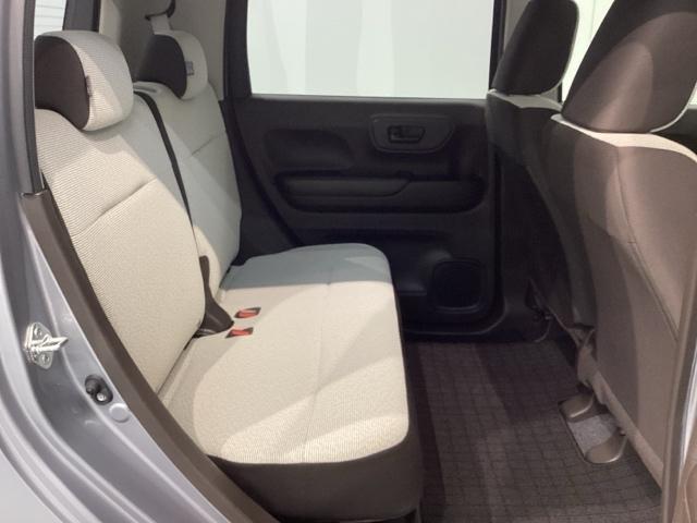 後席も余裕の広さ！ゆったりくつろげます！！