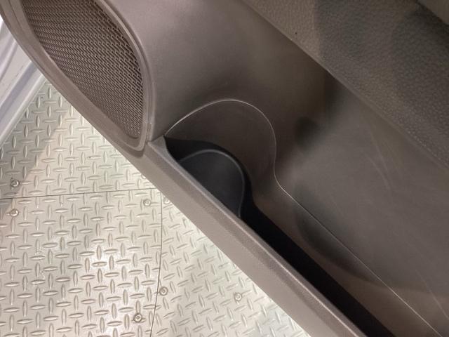 専門業者にて内外装のクリーニングを実施しております！