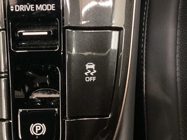 クラウンスポーツ Ｚ革シ－ト／最長５年保証／禁煙車／ワンオ－ナ－　純正ナビ／ＴＶ／マルチビューカメラ／Ｂｌｕｅｔｏｏｔｈ／ＵＳＢ／衝突軽減Ｂ／ＥＴＣ／ＬＥＤライト／Ｓエアバック／シ－トヒ－タ－／アルミ／スマ－トキ－／４ＷＤ／ドアバイザー／フロアマット／保証書／取説（12枚目）