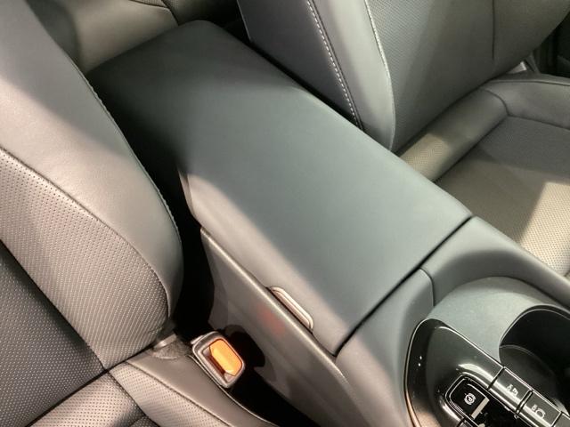 クラウンスポーツ Ｚ革シ－ト／最長５年保証／禁煙車／ワンオ－ナ－　純正ナビ／ＴＶ／マルチビューカメラ／Ｂｌｕｅｔｏｏｔｈ／ＵＳＢ／衝突軽減Ｂ／ＥＴＣ／ＬＥＤライト／Ｓエアバック／シ－トヒ－タ－／アルミ／スマ－トキ－／４ＷＤ／ドアバイザー／フロアマット／保証書／取説（27枚目）