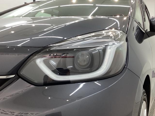 ＬＥＤヘッドライトは、点灯の瞬間から最大光量を発揮し、突然暗くなるトンネルなどでの安定感を高めます。