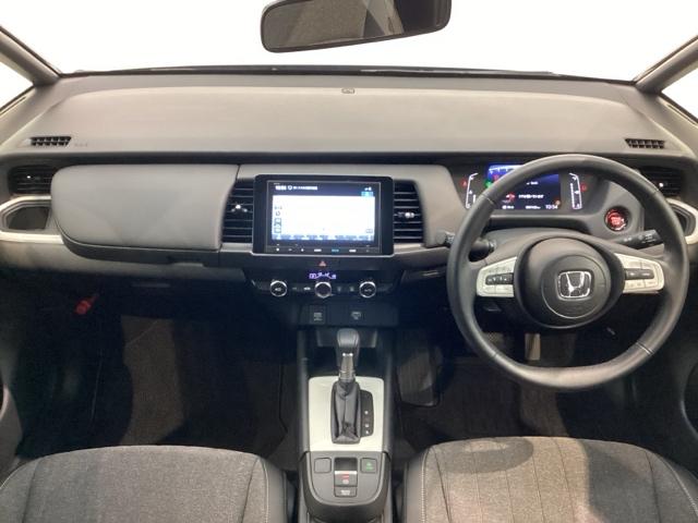 使いやすいレイアウトのダッシュボード周辺です。オートエアコンや小物入れなど嬉しい装備が満載です。