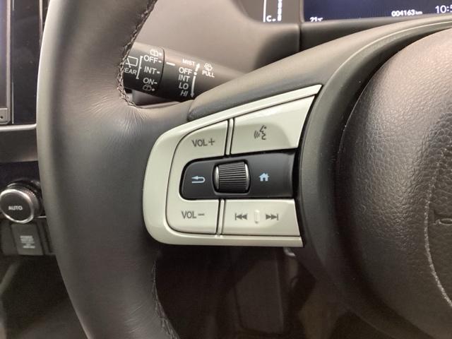 ステアリングにオーディオ操作スイッチが付いています。オーディオ画面に直接タッチしなくても操作が出来ますので、運転に集中できます。