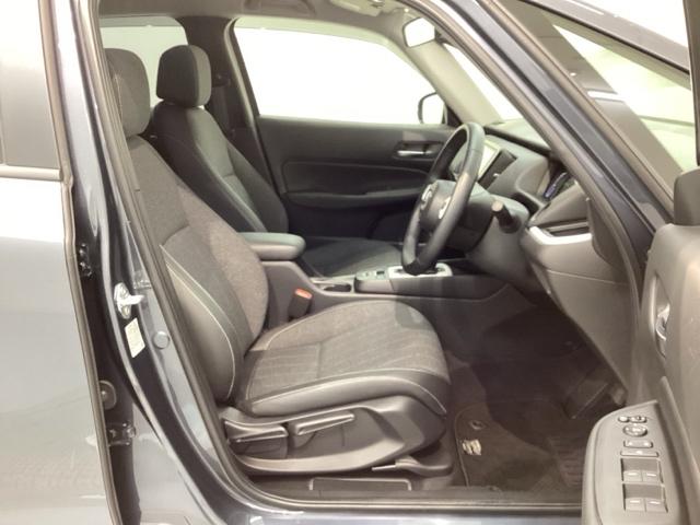 程よい硬さとホールド性が高くロングドライブも疲れにくいシートです。