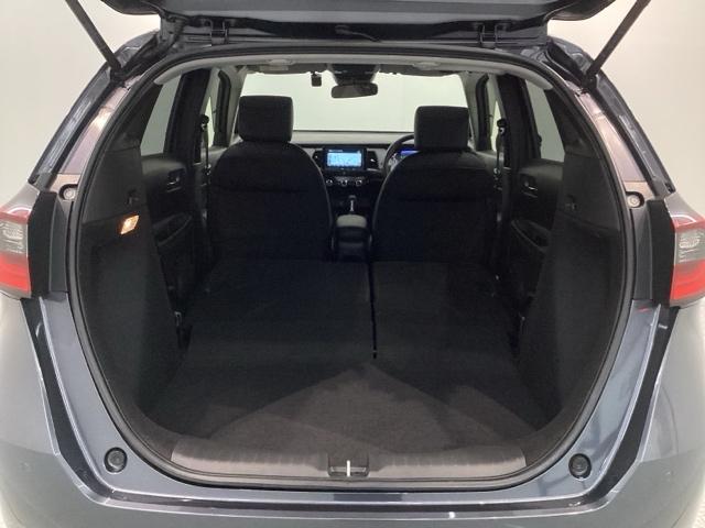 リア席を倒せば広々とした空間の出来上がり！床が低くフラットになり、天井までの高さがありますので積載が便利です。
