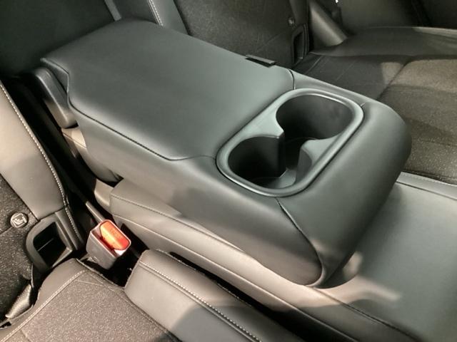 ヴェゼル ｅ：ＨＥＶＺ　ブラインドスポット／アダプティブドライビングビーム／Ｈｏｎｄａ　ＣＯＮＮＥＣＴ／Ｒカメラ／Ｂｌｕｅｔｏｏｔｈ／ＵＳＢ／ｉＰｏｄ／ＡｐｐｌｅＣａｒＰｌａｙ／ＥＴＣ／ドラレコ／シートヒータ／Ｐテールゲート（30枚目）