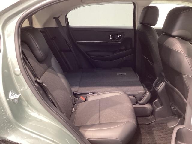 ヴェゼル ｅ：ＨＥＶＺ　ブラインドスポット／アダプティブドライビングビーム／Ｈｏｎｄａ　ＣＯＮＮＥＣＴ／Ｒカメラ／Ｂｌｕｅｔｏｏｔｈ／ＵＳＢ／ｉＰｏｄ／ＡｐｐｌｅＣａｒＰｌａｙ／ＥＴＣ／ドラレコ／シートヒータ／Ｐテールゲート（33枚目）