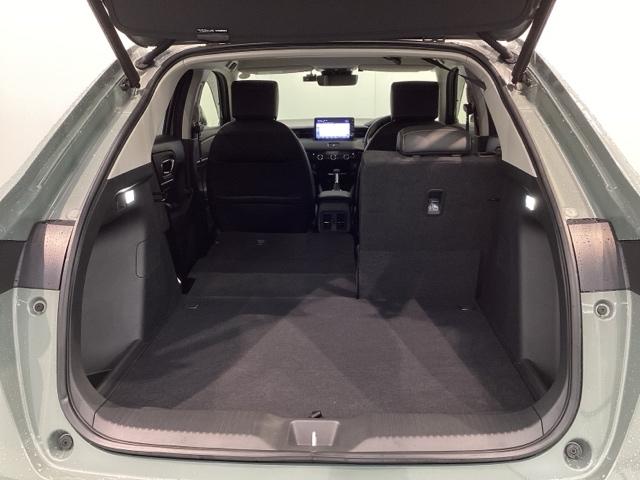 ヴェゼル ｅ：ＨＥＶＺ　ブラインドスポット／アダプティブドライビングビーム／Ｈｏｎｄａ　ＣＯＮＮＥＣＴ／Ｒカメラ／Ｂｌｕｅｔｏｏｔｈ／ＵＳＢ／ｉＰｏｄ／ＡｐｐｌｅＣａｒＰｌａｙ／ＥＴＣ／ドラレコ／シートヒータ／Ｐテールゲート（34枚目）