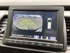 リバースギアに入れるだけで後方の表示へ切り替わります。夜間や雨の日の駐車も楽になりますよ。 6