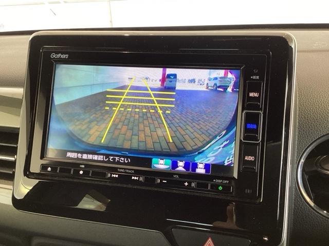 リバースギアに入れるだけで後方の表示へ切り替わります。夜間や雨の日の駐車も楽になりますよ。