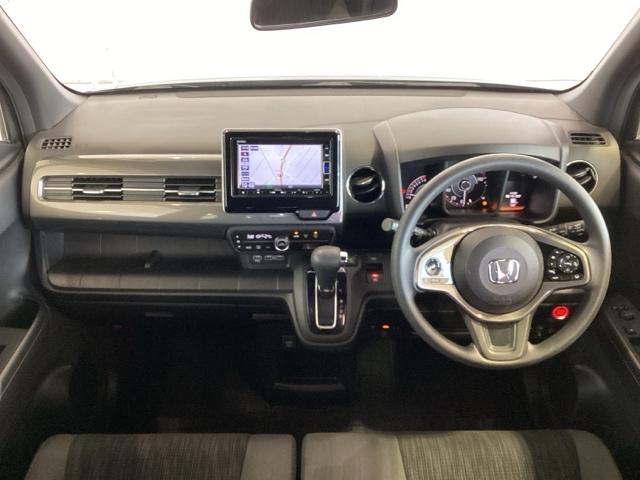 使いやすいレイアウトのダッシュボード周辺です。オートエアコンや小物入れなど嬉しい装備が満載です。