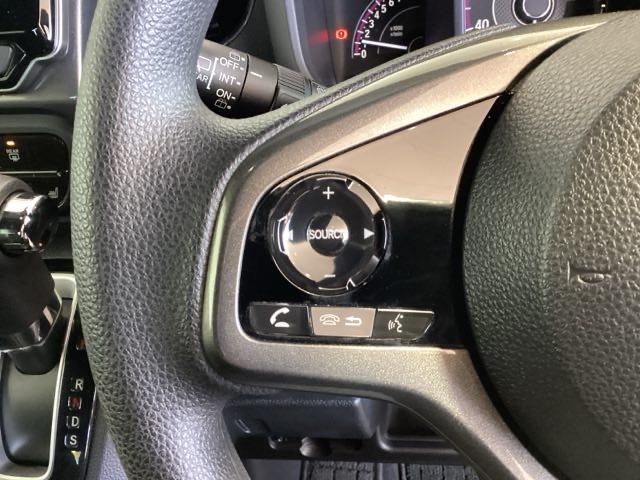 ステアリングにオーディオ操作スイッチが付いています。オーディオ画面に直接タッチしなくても操作が出来ますので、運転に集中できます。