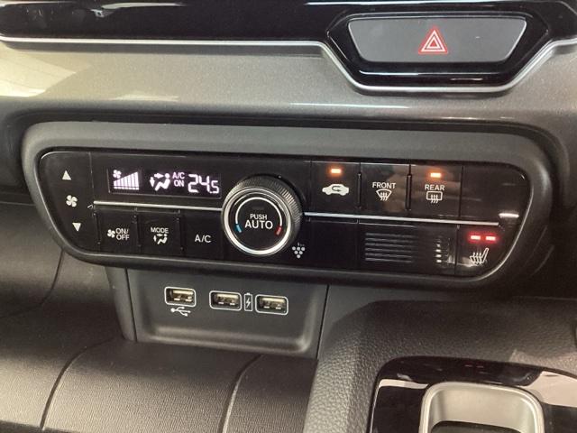 フロント両席にはシートヒーターが付いています!寒い日に便利な装備ですね。