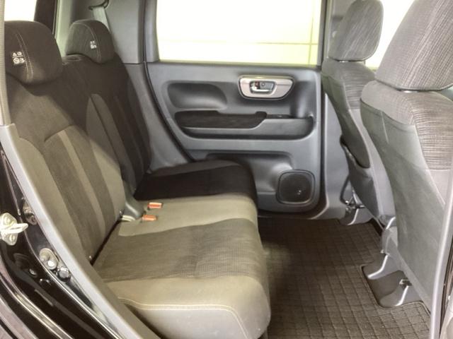 後席も余裕の広さ!ゆったりくつろげます!!