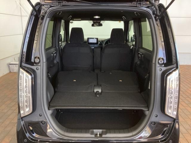 リアシートを倒すと、ラゲッジスペースを広くお使いいただけます!