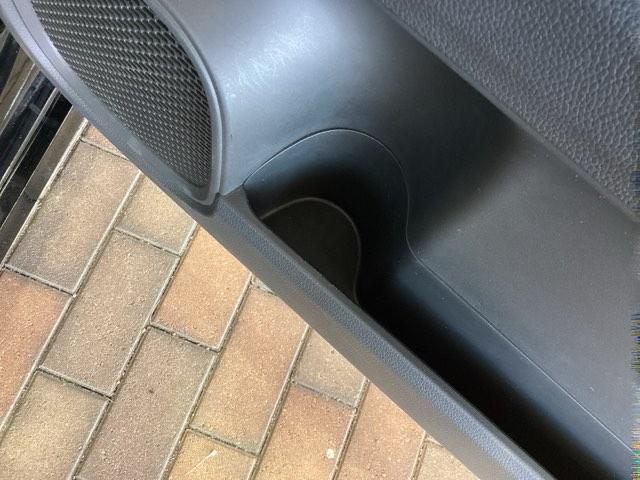 専門業者にて内外装のクリーニングを実施しております!