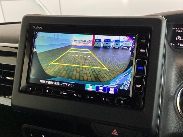 リバースギアに入れるだけで後方の表示へ切り替わります。夜間や雨の日の駐車も楽になりますよ。