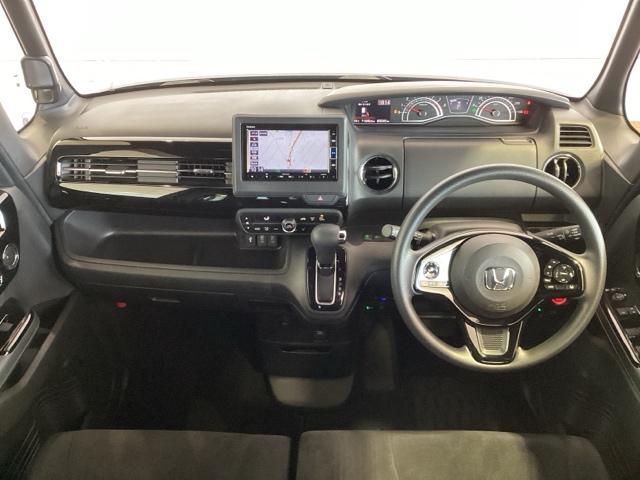 使いやすいレイアウトのダッシュボード周辺です。オートエアコンや小物入れなど嬉しい装備が満載です。