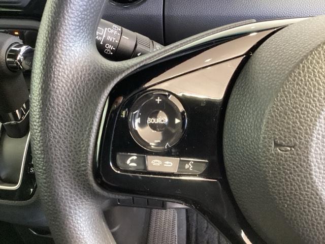 ステアリングにオーディオ操作スイッチが付いています。オーディオ画面に直接タッチしなくても操作が出来ますので、運転に集中できます。