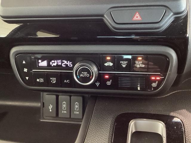 フロント両席にはシートヒーターが付いています！寒い日に便利な装備ですね。