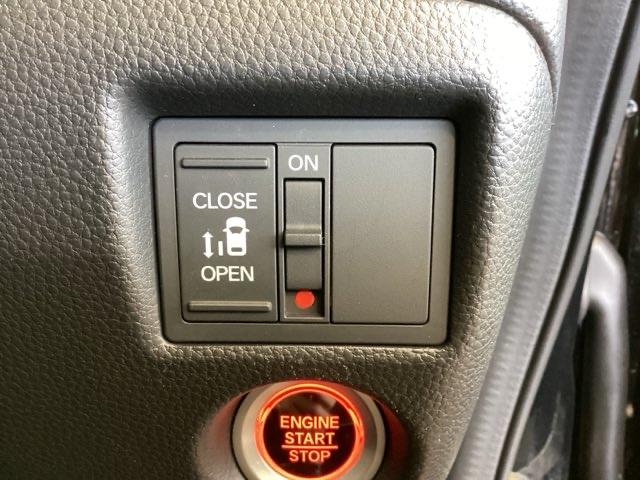 パワースライドドアが付いています。ワンタッチで簡単にお子様でも、お年寄りの方でも、開閉できますからとても便利です。キーレスや車内スイッチでも自動でドアの開閉ができます。
