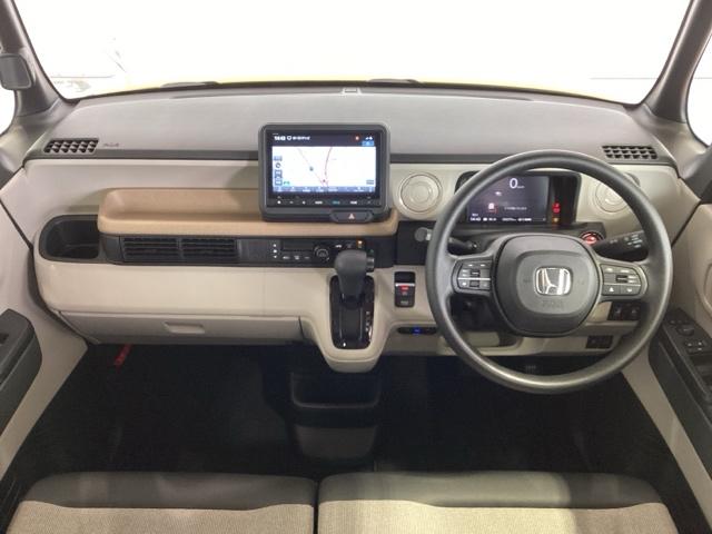 使いやすいレイアウトのダッシュボード周辺です。オートエアコンや小物入れなど嬉しい装備が満載です。