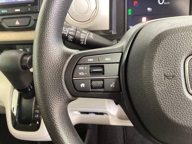 ステアリングにオーディオ操作スイッチが付いています。オーディオ画面に直接タッチしなくても操作が出来ますので、運転に集中できます。