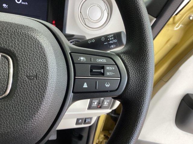 クルーズコントロールを装備しています。高速道路などで一定の速度で走ってくれるので運転が楽ですよ！速度を設定できますので、スピードの出しすぎにも注意できます。