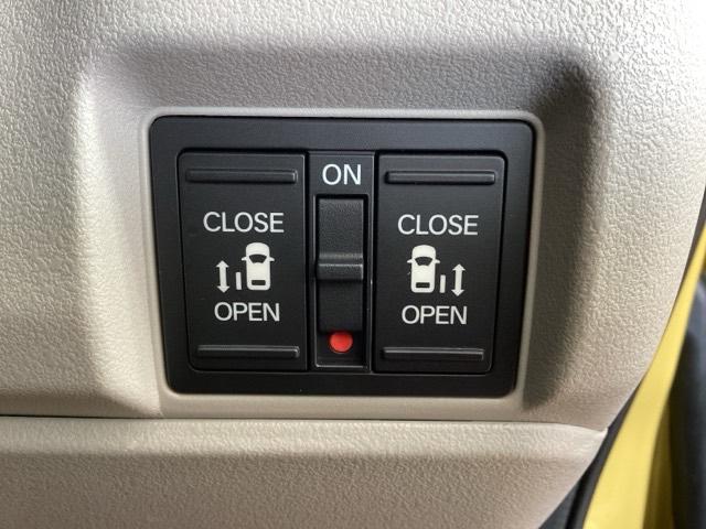 左右両側パワースライドドアが付いています。ワンタッチで簡単にお子様でも、お年寄りの方でも、開閉できますからとても便利です。キーレスや車内スイッチでも自動でドアの開閉ができます。