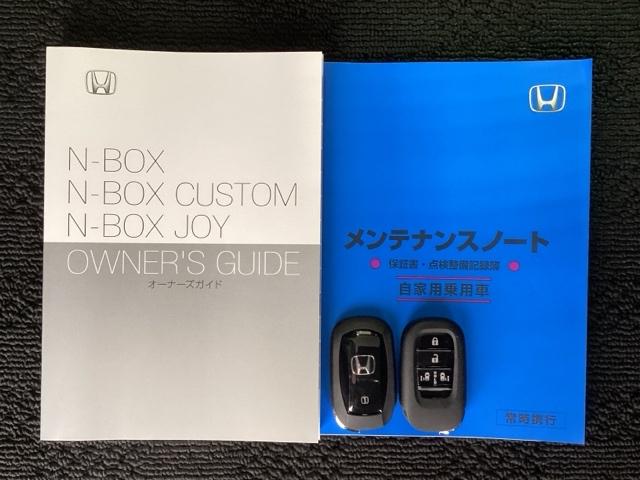 スマートキーは鍵をバッグに入れたままでもドアロックの開閉やエンジンのＯＮ・ＯＦＦができます。夜間や雨の日も鍵を探さなくて良いので便利です。