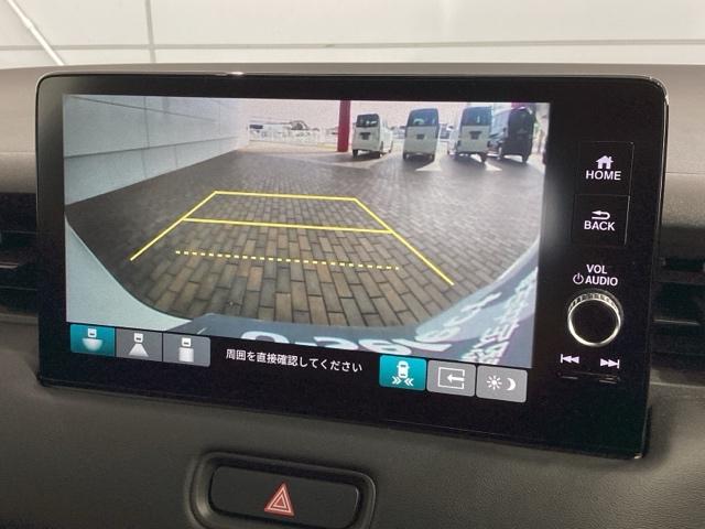 リバースギアに入れるだけで後方の表示へ切り替わります。夜間や雨の日の駐車も楽になりますよ。