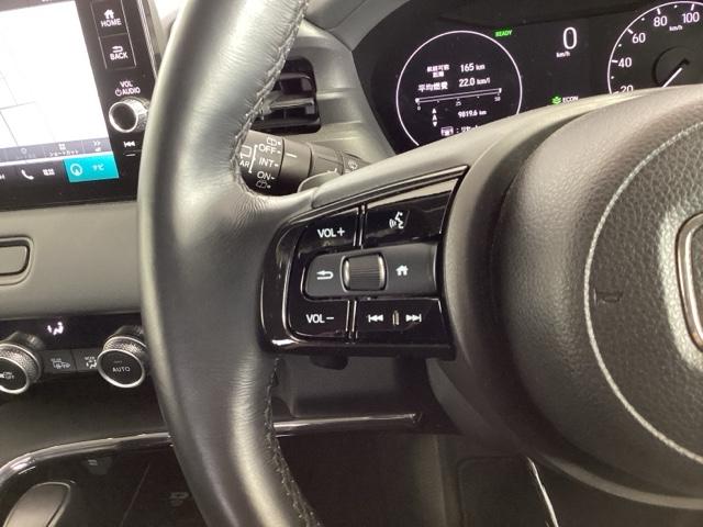 ステアリングにオーディオ操作スイッチが付いています。オーディオ画面に直接タッチしなくても操作が出来ますので、運転に集中できます。