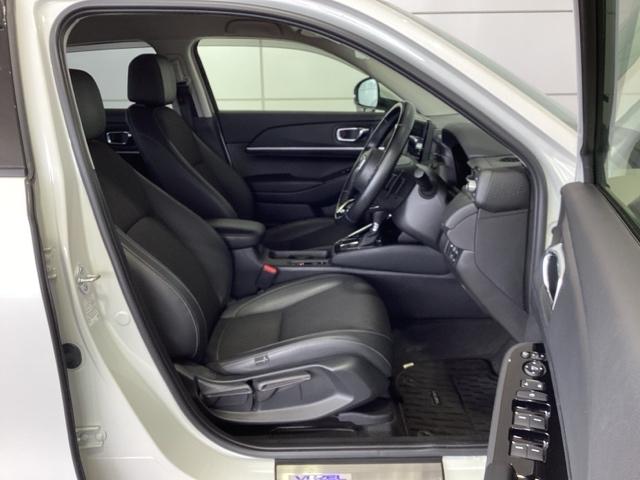 程よい硬さとホールド性が高くロングドライブも疲れにくいシートです。