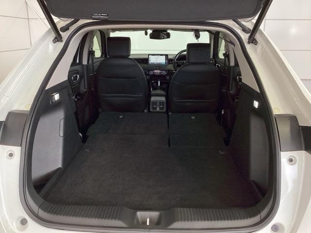 リア席を倒せば広々とした空間の出来上がり！床が低くフラットになり、天井までの高さがありますので積載が便利です。