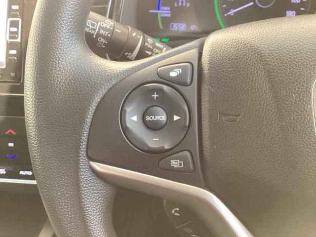 �X�e�A�����O�ɃI�[�f�B�I����X�C�b�`���t���Ă��܂��B�I�[�f�B�I��ʂɒ��ڃ^�b�`���Ȃ��Ă����삪�o���܂��̂ŁA�^�]�ɏW���ł��܂��B