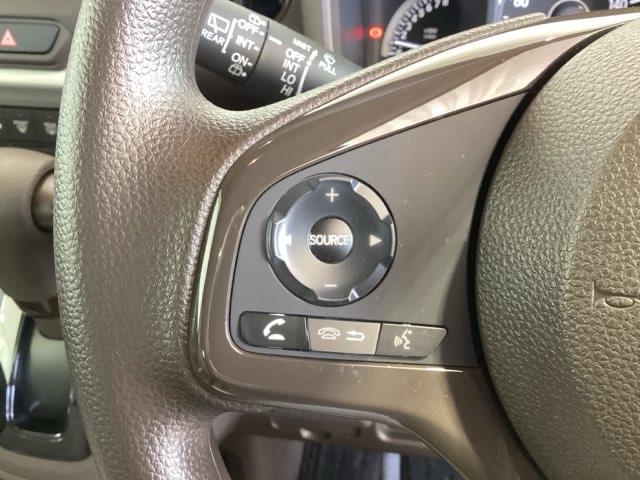 �X�e�A�����O�ɃI�[�f�B�I����X�C�b�`���t���Ă��܂��B�I�[�f�B�I��ʂɒ��ڃ^�b�`���Ȃ��Ă����삪�o���܂��̂ŁA�^�]�ɏW���ł��܂��B