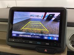 リバースギアに入れるだけで後方の表示へ切り替わります。夜間や雨の日の駐車も楽になりますよ。 6