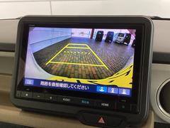 リバースギアに入れるだけで後方の表示へ切り替わります。夜間や雨の日の駐車も楽になりますよ。 6