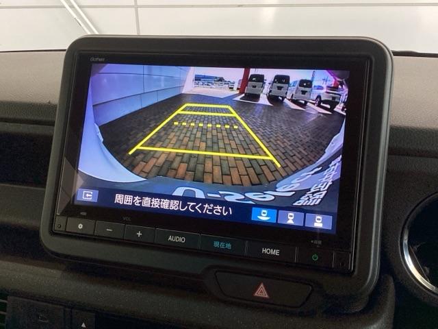 リバースギアに入れるだけで後方の表示へ切り替わります。夜間や雨の日の駐車も楽になりますよ。