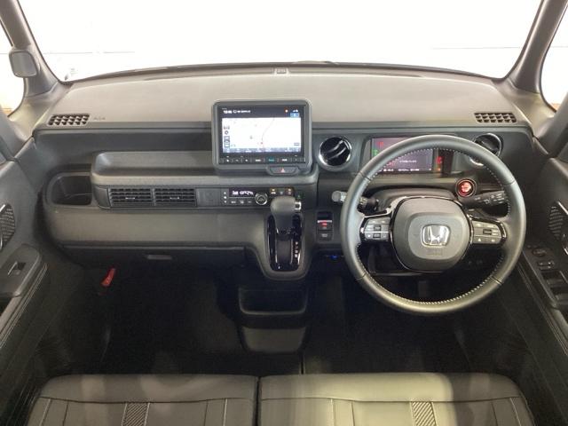 使いやすいレイアウトのダッシュボード周辺です。オートエアコンや小物入れなど嬉しい装備が満載です。