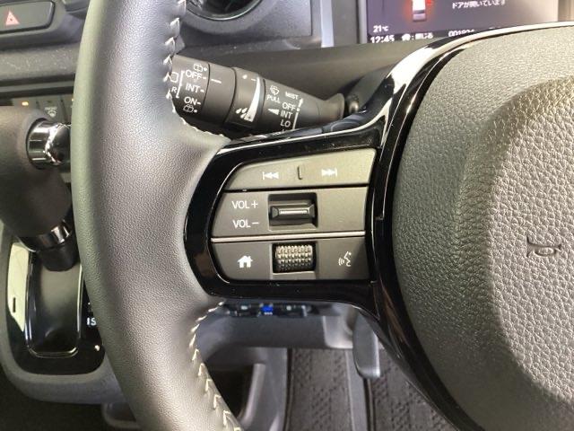 ステアリングにオーディオ操作スイッチが付いています。オーディオ画面に直接タッチしなくても操作が出来ますので、運転に集中できます。