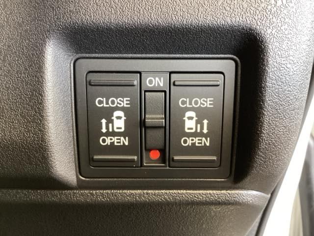 左右両側パワースライドドアが付いています。ワンタッチで簡単にお子様でも、お年寄りの方でも、開閉できますからとても便利です。キーレスや車内スイッチでも自動でドアの開閉ができます。