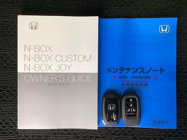 スマートキーは鍵をバッグに入れたままでもドアロックの開閉やエンジンのＯＮ・ＯＦＦができます。夜間や雨の日も鍵を探さなくて良いので便利です。